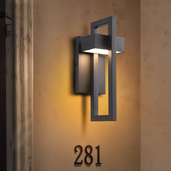 Applique murale LED noire moderne, éclairage extérieur design pour terrasse, jardin ou façade.