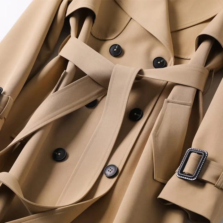 Texture du tissu résistant d'un trench-coat femme, manteau classique et élégant parfait pour la mi-saison.