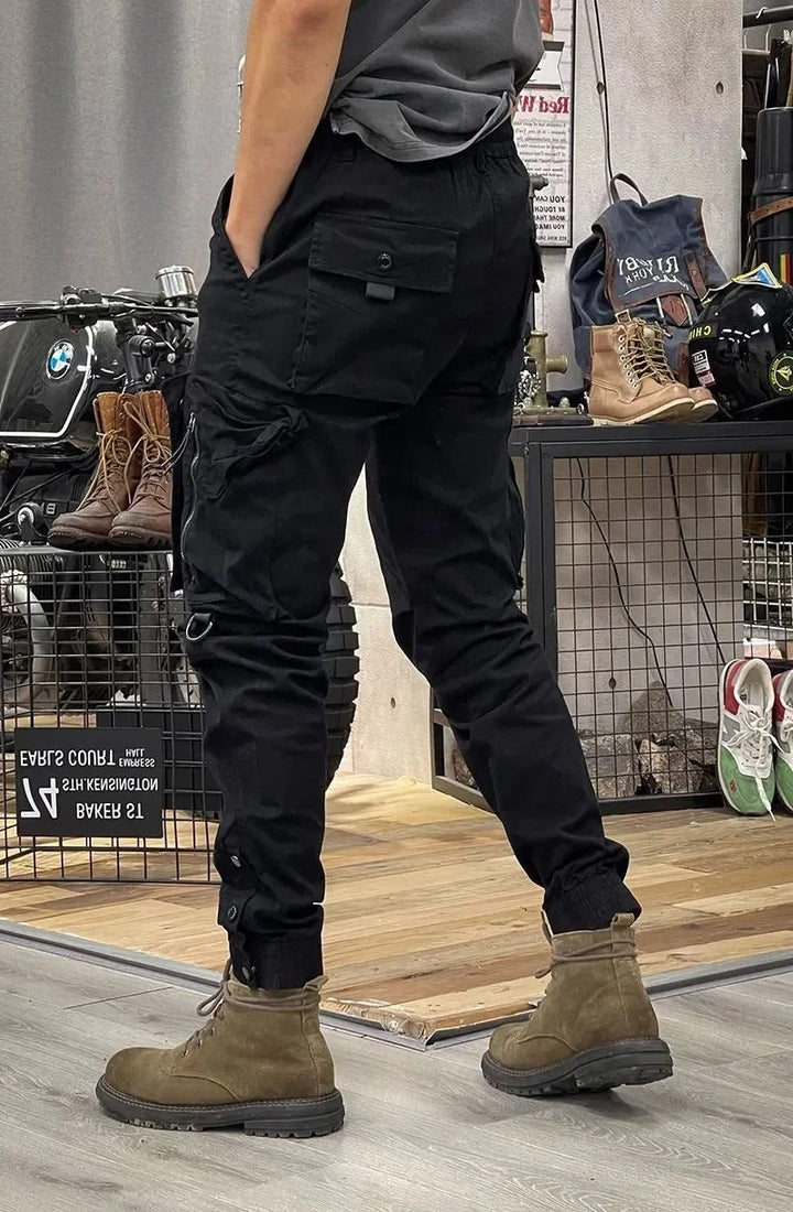 Pantalon cargo slim homme porté avec des baskets, look décontracté et tendance. Confort stretch garanti et polyvalent.