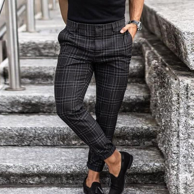 Pantalon slim fit homme à carreaux chic en lin, coupe ajustée et mode masculine. Confort et élégance au quotidien.
