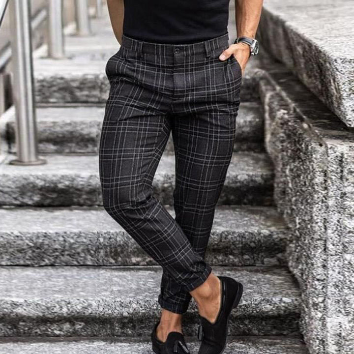 Pantalon slim fit homme à carreaux chic en lin, coupe ajustée et mode masculine. Confort et élégance au quotidien.