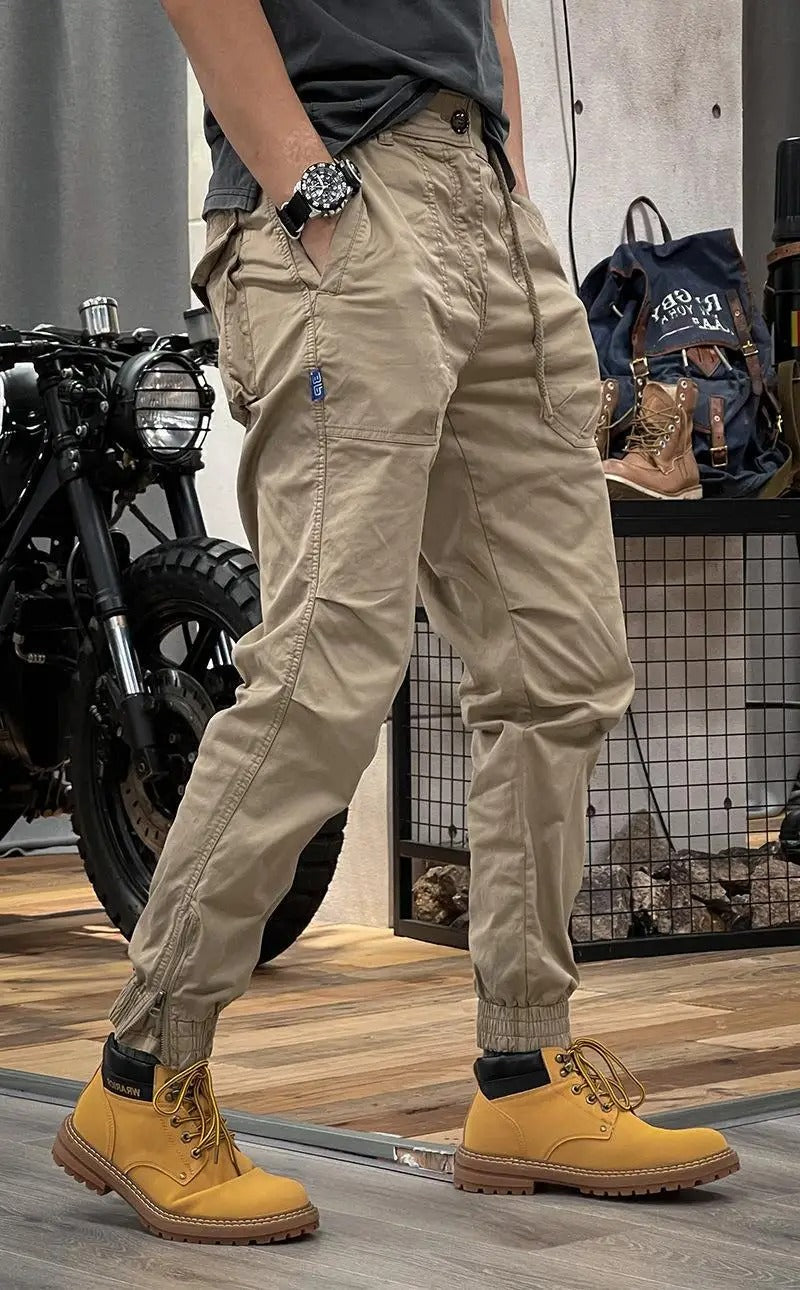 Pantalon cargo slim homme stretch gris, offrant confort et liberté de mouvement. Idéal pour un look quotidien stylé.