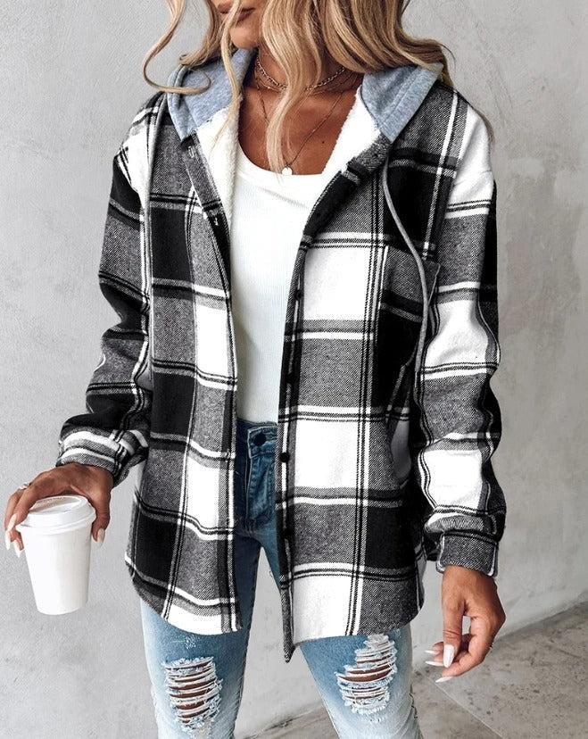 Veste femme décontractée à motifs carreaux. Parfaite pour un style urbain chic et une mode féminine tout confort.