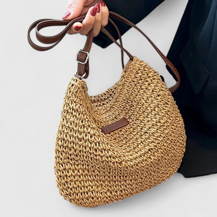 Femme portant un sac beige polyvalent en bandoulière. Look décontracté chic pour femme.
