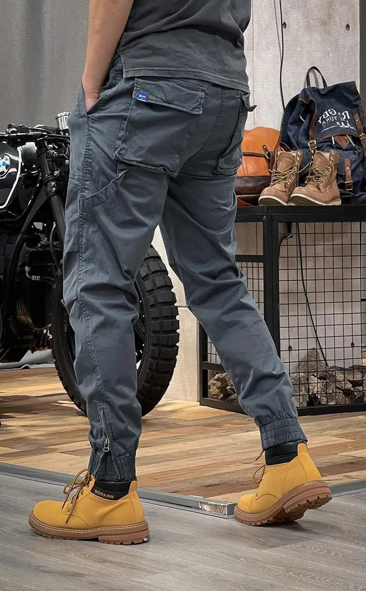 Pantalon cargo coupe slim pour homme, style urbain moderne. Tissu stretch et confortable, parfait pour la ville.