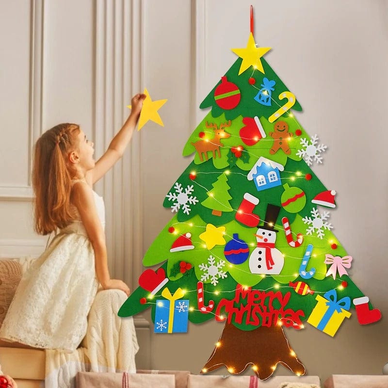 Enfant décorant un sapin de Noël Montessori lumineux en feutre. Jouet interactif pour éveil et créativité.