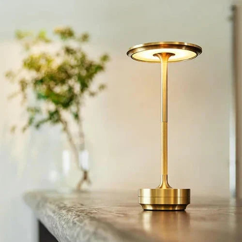 Lampe de table LED dimmable sans fil, parfaite pour une ambiance chaleureuse en intérieur. Design moderne argent.