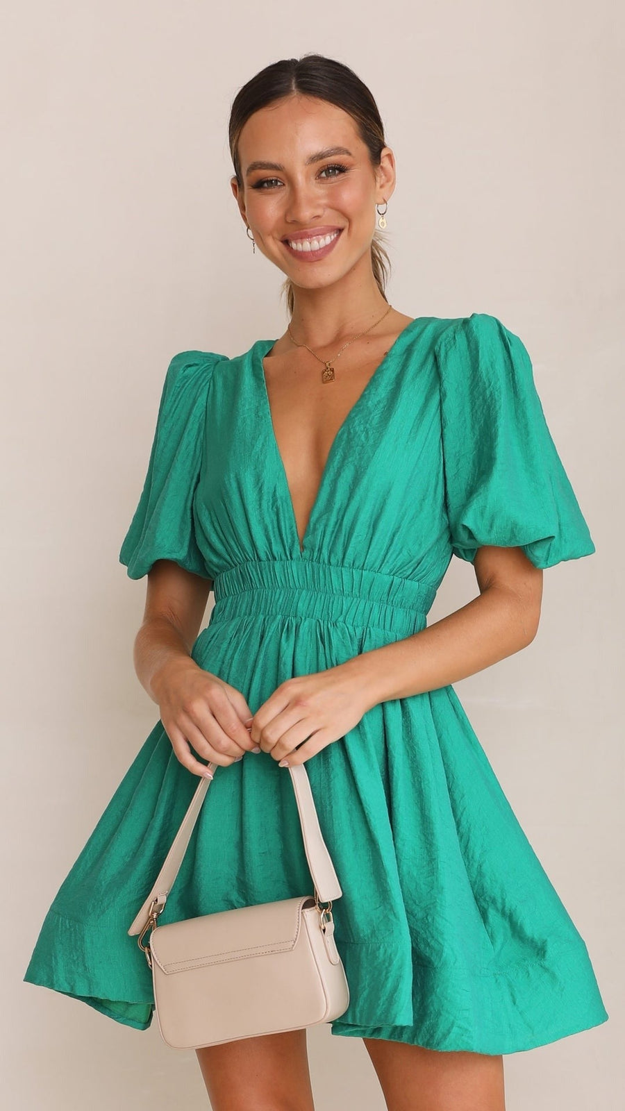 Mini robe légère et tendance pour femme, idéale pour la mode estivale. Style féminin court, parfait pour le jour et la soirée.