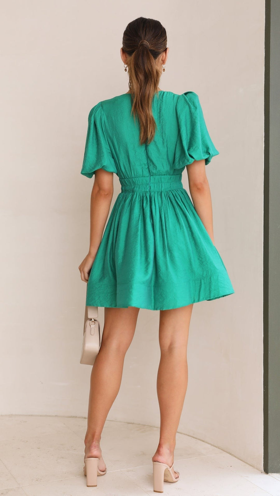 Robe courte féminine et chic pour femme, style mini décontracté. Tenue élégante d'été pour vacances ou soirées tendance.