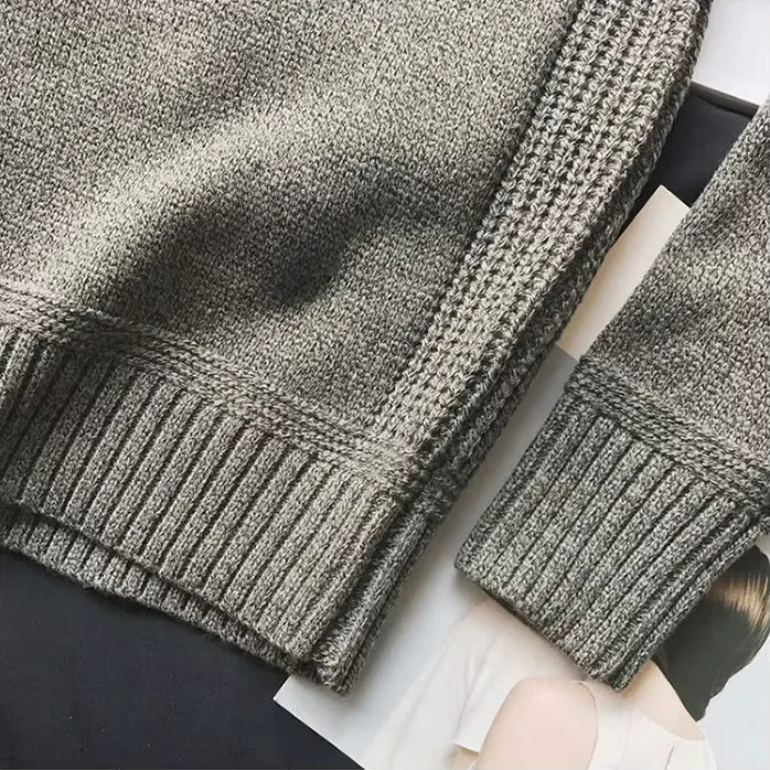 Pull homme confortable et chaud, parfait pour l'hiver, avec son design classique et ses patches distinctifs.