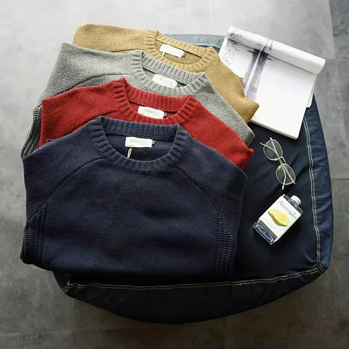 Pull homme col rond en maille fine, un classique intemporel avec des patches aux coudes, idéal pour l'élégance.