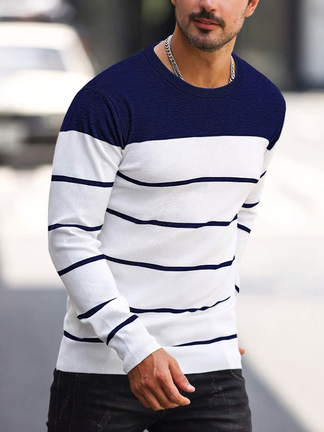 Pull homme rayé élégant, plié pour présenter le design et le confort du vêtement. Mode masculine casual.