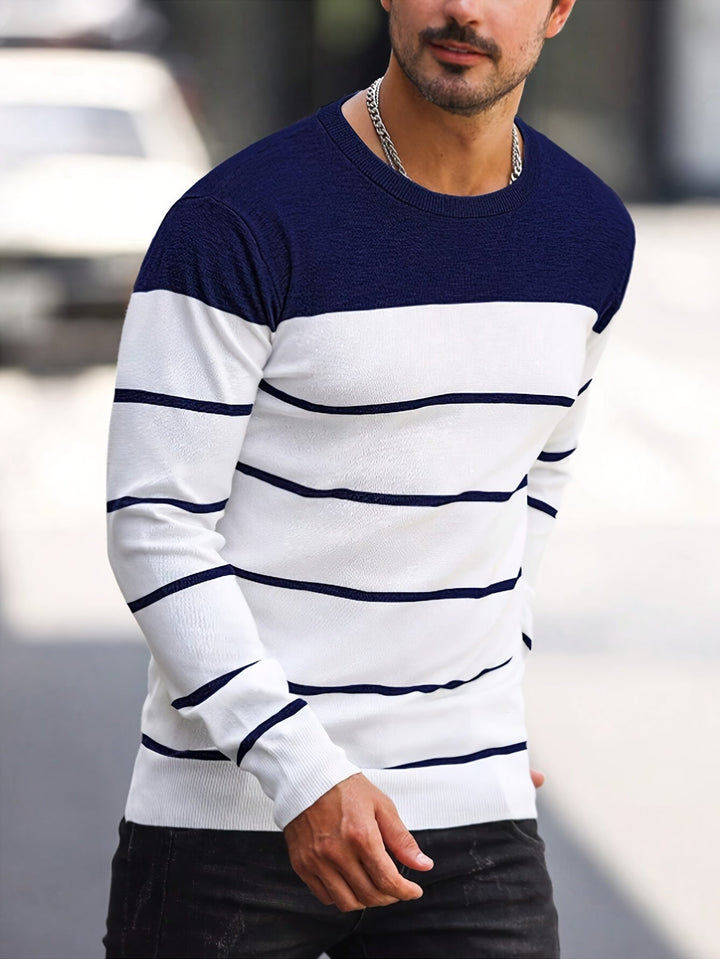 Pull homme rayé élégant, plié pour présenter le design et le confort du vêtement. Mode masculine casual.