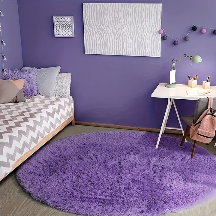Décoration chic avec ce tapis rond Clouda ultra-doux pour le salon.