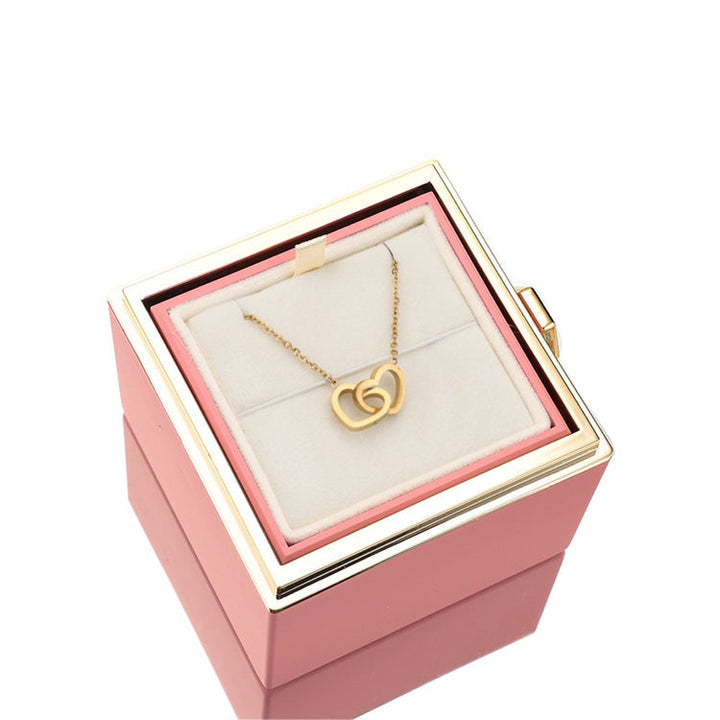 La rose éternelle rouge, symbole d'amour éternel, dans sa boîte cadeau personnalisée avec gravure.