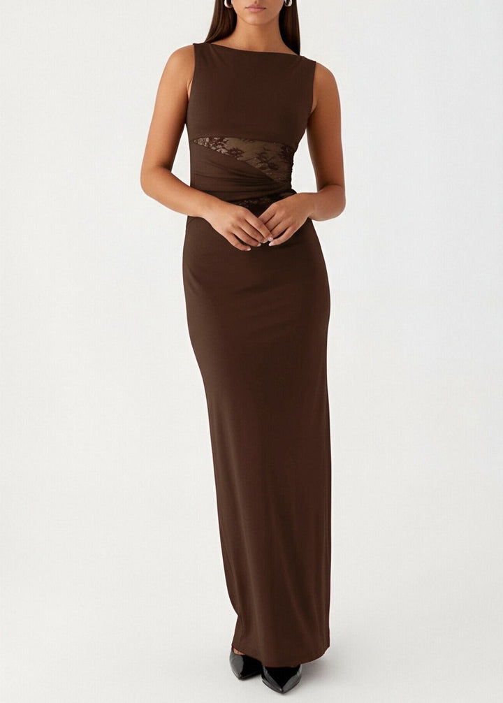 Robe de cocktail femme chic et sophistiquée, longue et ajustée, avec empiècements en dentelle et un drapé élégant.