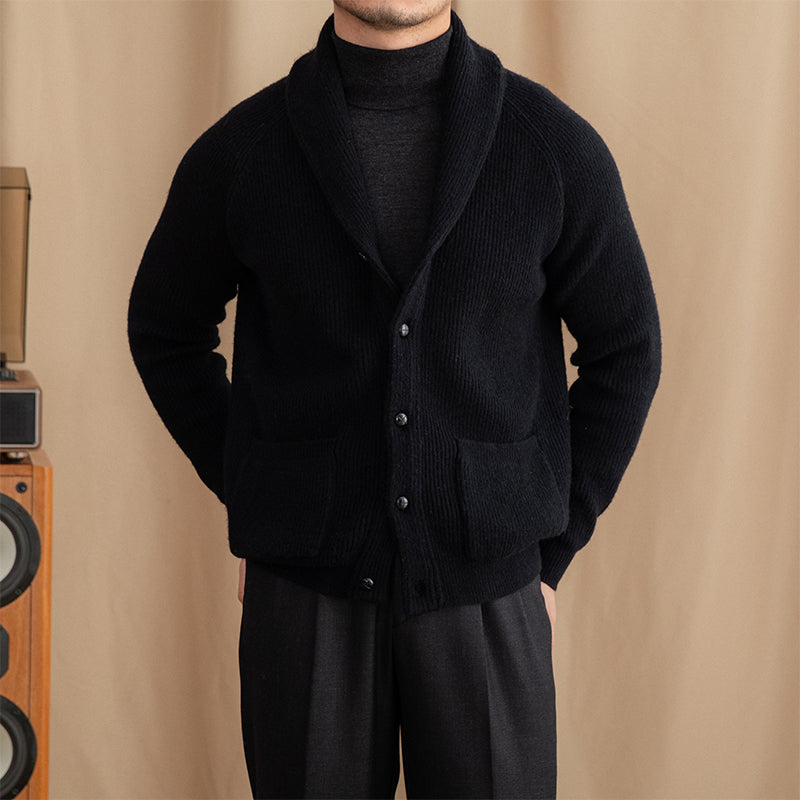 Gilet tricoté homme confortable. Style classique mode masculine, idéal comme veste décontractée et chic.