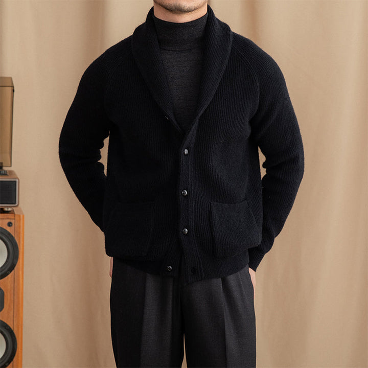 Gilet tricoté homme confortable. Style classique mode masculine, idéal comme veste décontractée et chic.