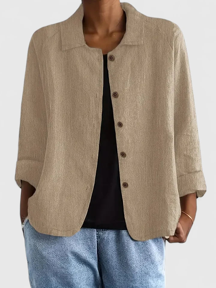 Détail du haut Ashleigh femme, alliant confort et style élégant, parfait pour le printemps-été.