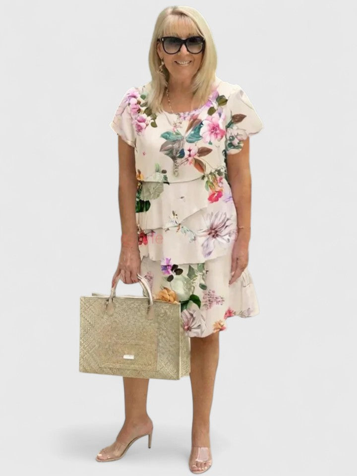 Robe longue fleurie élégante et confortable pour femme, idéale pour un style chic estival avec volants et manches courtes.