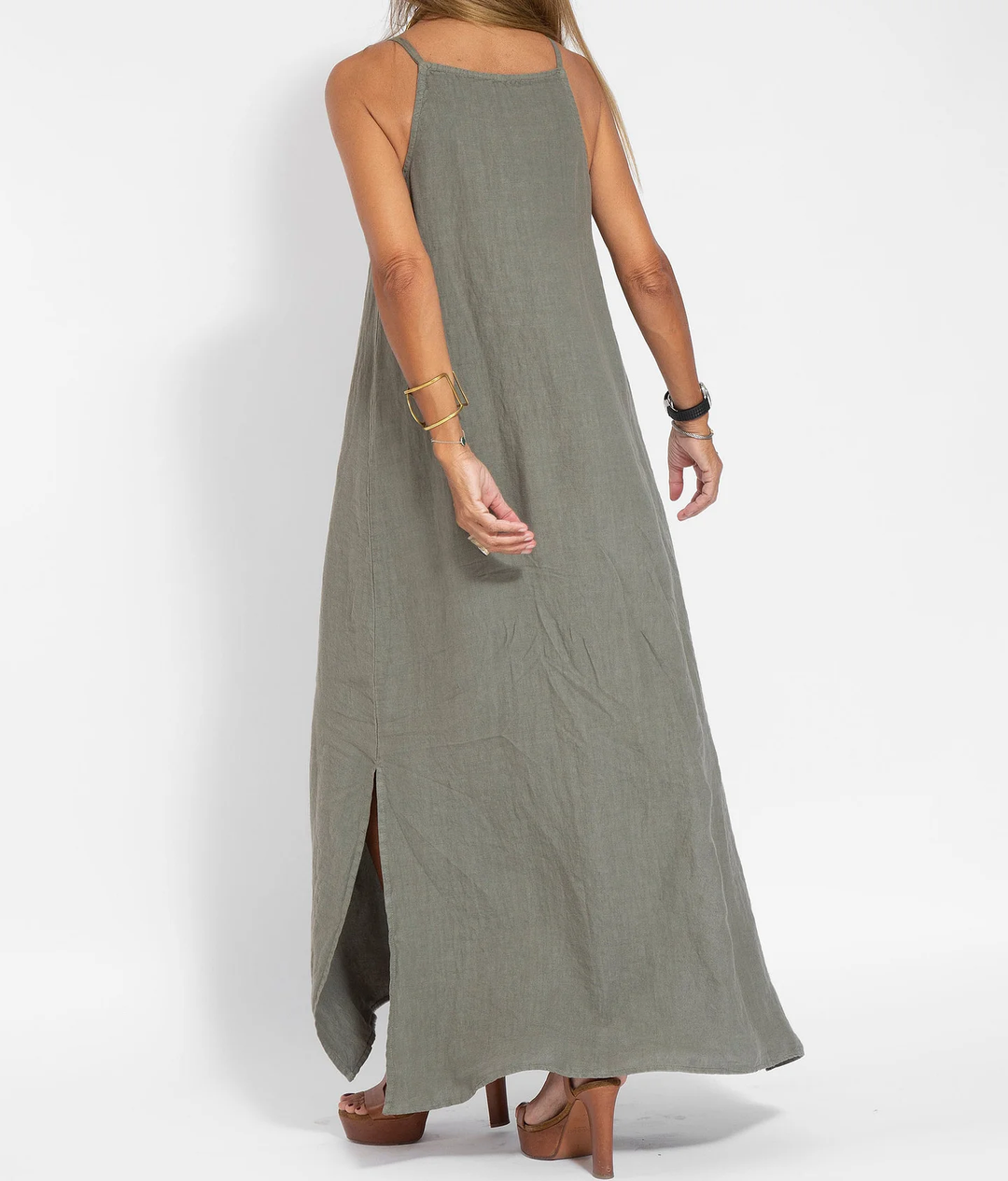 Magnifique robe estivale fluide pour femme, coupe maxi et bretelles délicates, idéale pour un look décontracté.