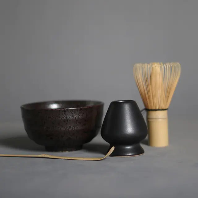 Tasse de thé matcha vert mousseux et chaud, prête pour la dégustation bien-être à la maison.