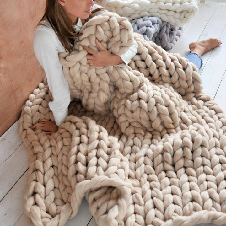 Grosse laine pour tricot fait main, parfaite pour un plaid confortable ou un coussin stylé.