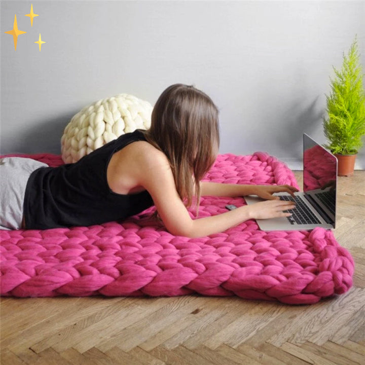 Pelote de laine chunky douce pour tricoter des plaids et coussins, loisirs créatifs pour la maison.