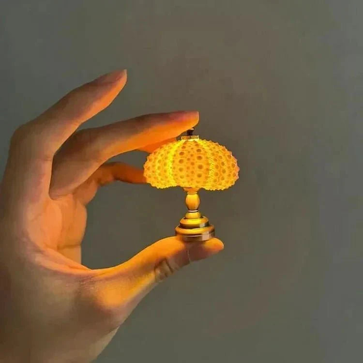 Lampe de table oursin miniature LED, design unique, idéale pour ambiance créative.