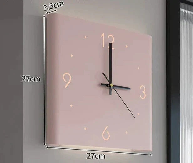 Design moderne : horloge murale carrée lumineuse double face, idéale pour un salon ou bureau minimaliste.