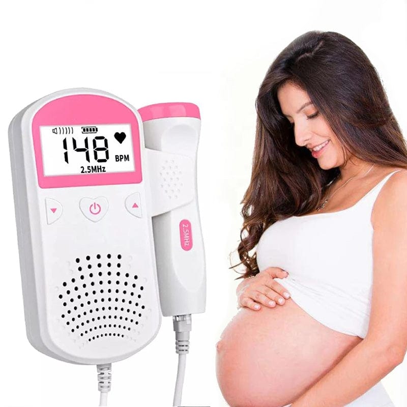 Femme enceinte utilisant un doppler fœtal compact pour écouter le battement du cœur de son bébé à la maison.