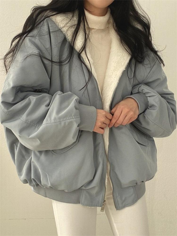 Bomber femme oversize doux et confortable, réversible. Parfait pour un look streetwear hiver ou mi-saison.