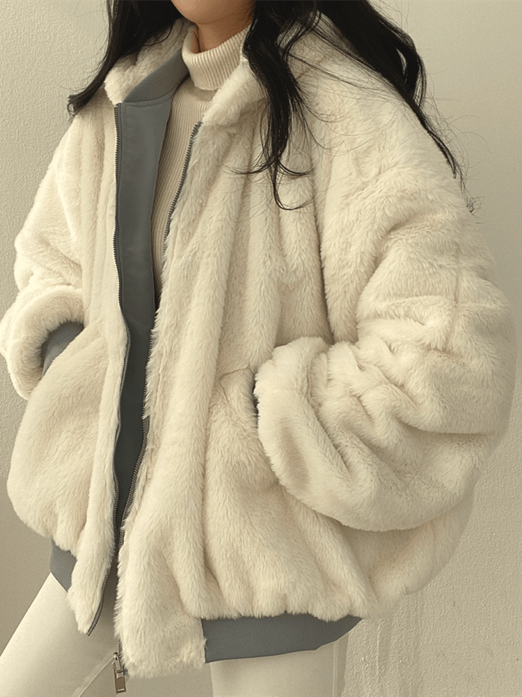 Bomber réversible doux et chic pour femme. Style oversize confort, idéal pour compléter une tenue casual ou streetwear.