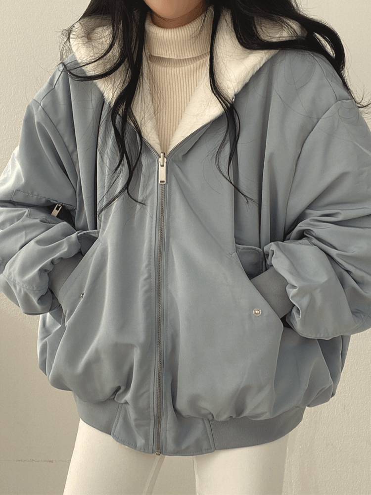 Veste bomber oversize réversible pour femme, style streetwear chic et décontracté, idéale mi-saison.