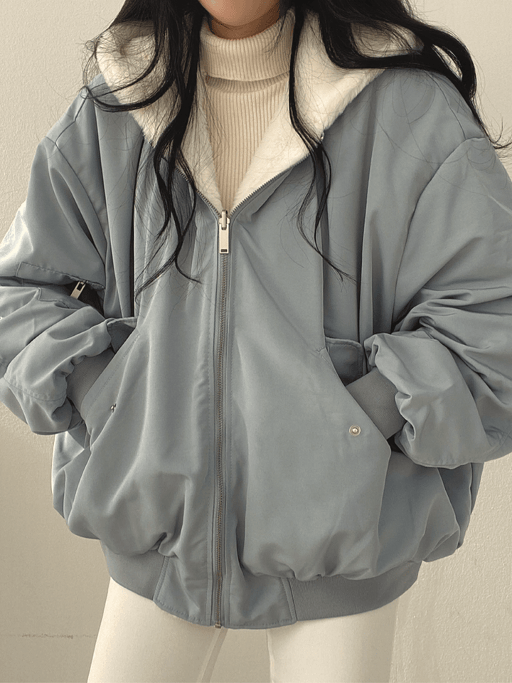 Veste bomber oversize réversible pour femme, style streetwear chic et décontracté, idéale mi-saison.