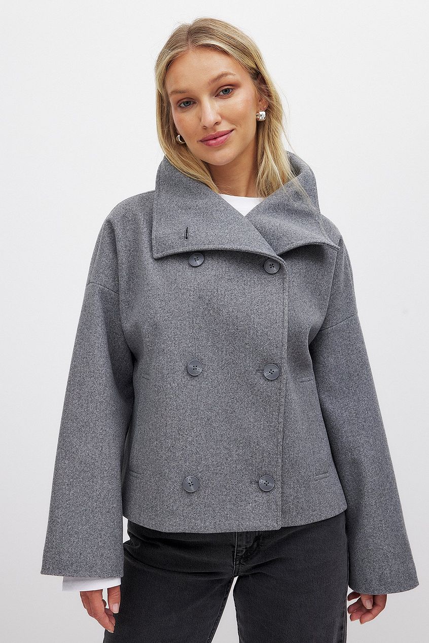 Manteau court femme Arianna, double-boutonnage élégant, style intemporel pour automne hiver chic.