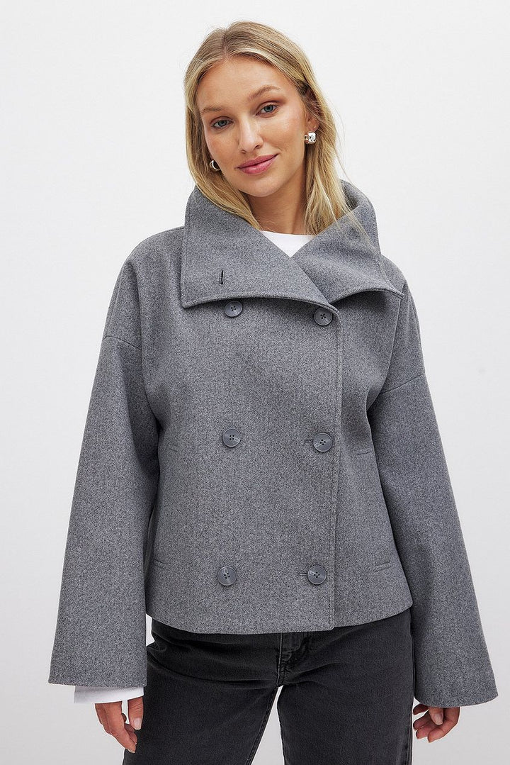 Manteau court femme Arianna, double-boutonnage élégant, style intemporel pour automne hiver chic.