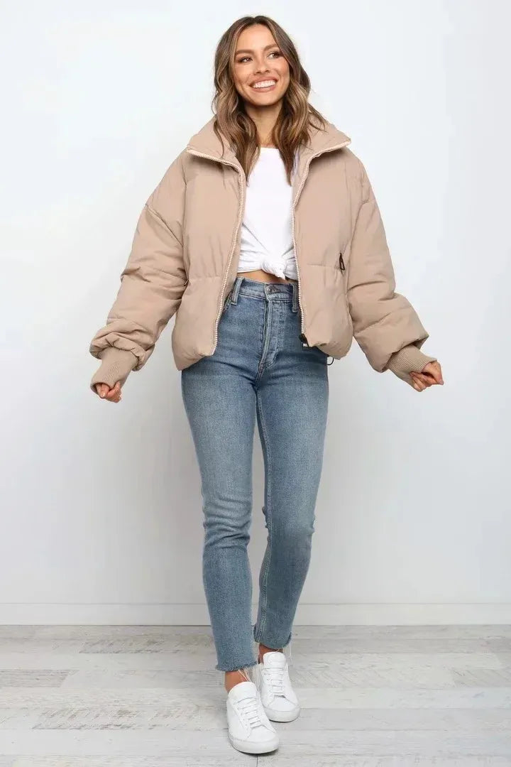 Doudoune femme coupe oversize ample et moderne, chaude et confortable pour l'hiver. Veste chic.