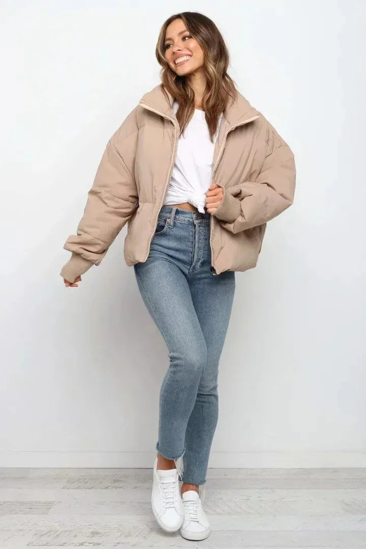 Doudoune noire femme oversize, chaude et stylée. Parfaite veste d'hiver chic pour un look décontracté urbain.