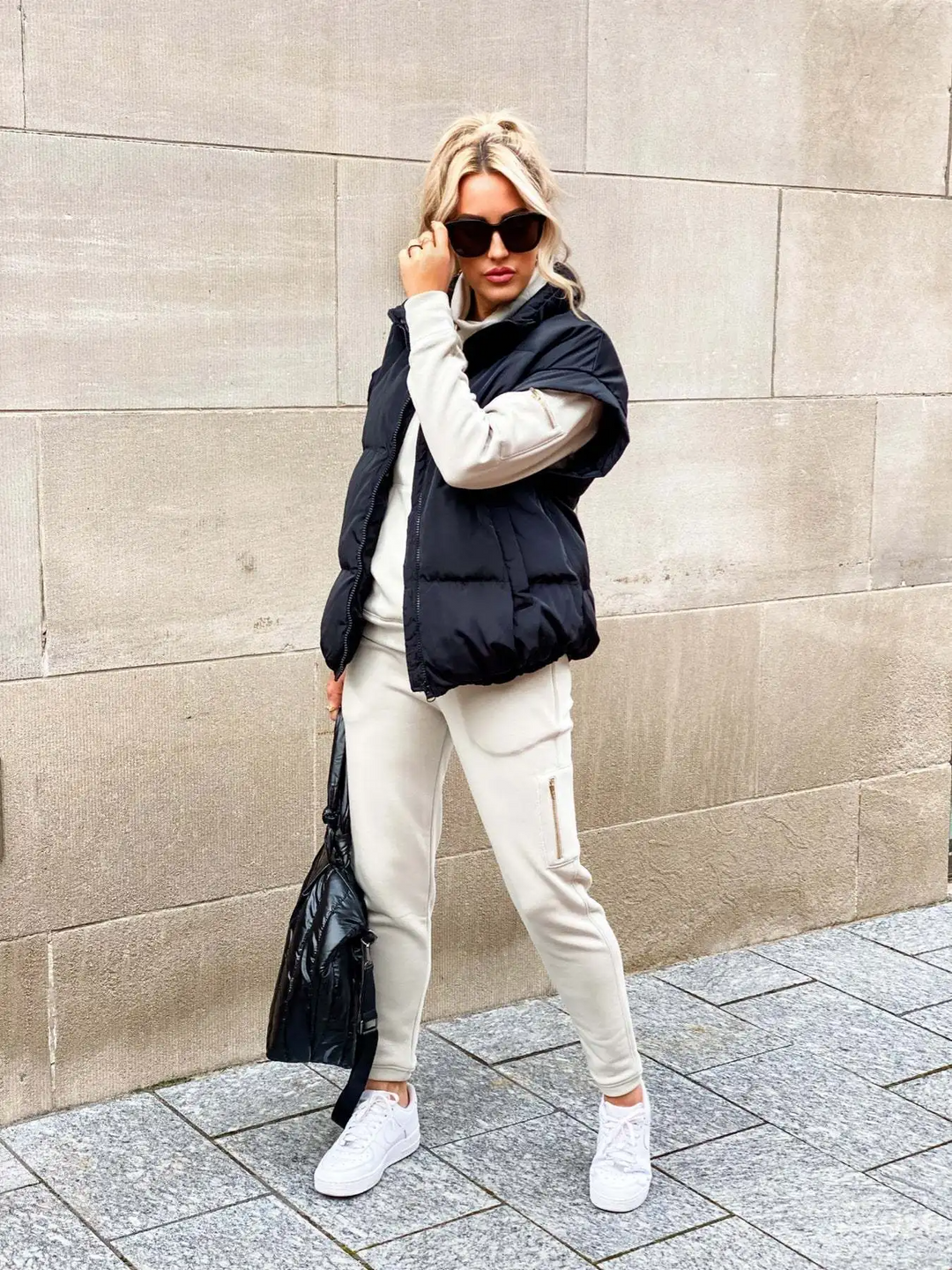Modèle de doudoune sans manches femme, design épuré, idéal pour une tenue urbaine ou décontractée.