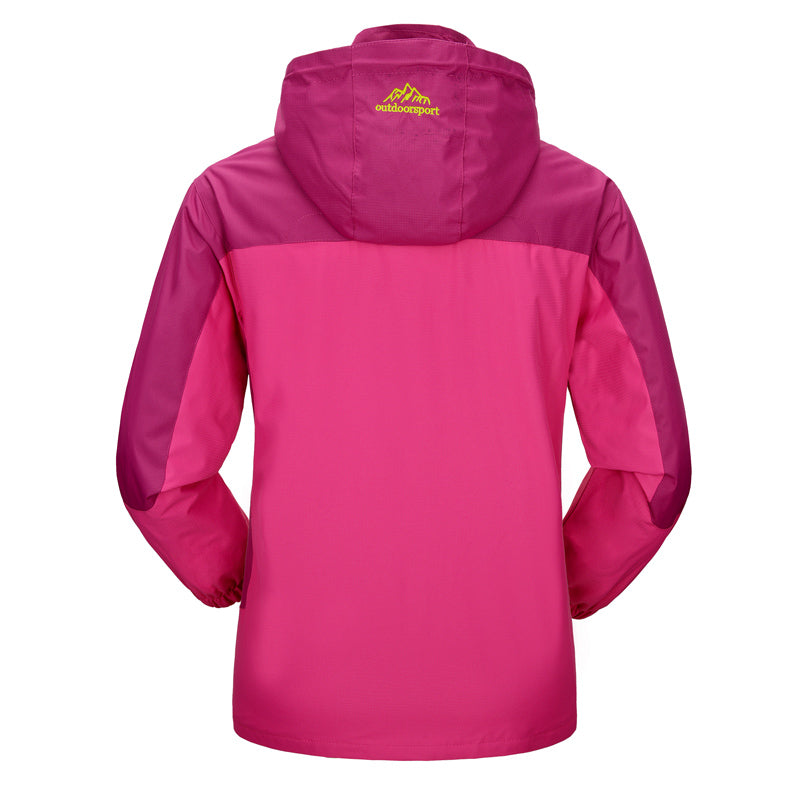 Veste femme imperméable coupe-vent avec capuche, offrant une protection optimale contre pluie et vent pour l'hiver.