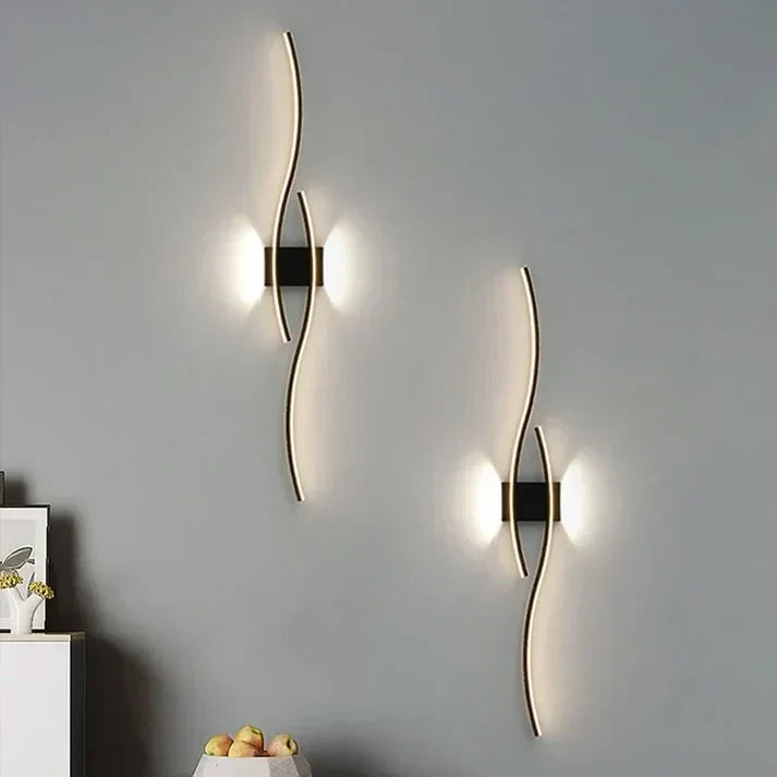 Applique murale LED Lumivora Wave design vague noire, éclairage intérieur moderne pour salon.