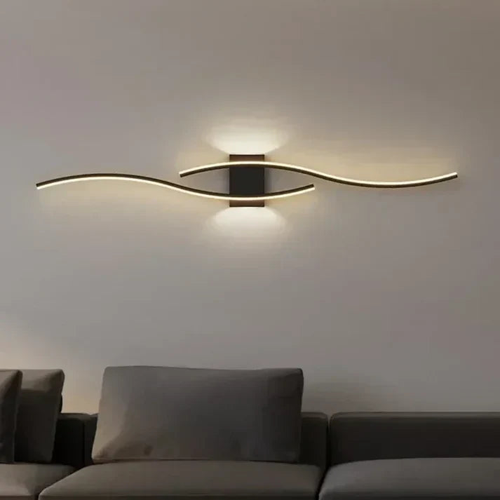 Applique murale LED Lumivora Wave, design vague élégant noir, pour éclairage intérieur contemporain.