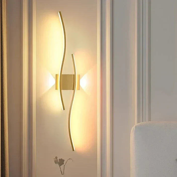 Applique LED Lumivora Wave blanche, vague épurée, idéale pour une décoration intérieure lumineuse.
