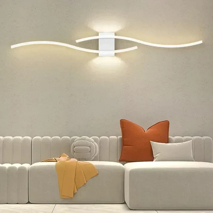 Applique murale LED design vague Lumivora Wave couleur or, parfaite pour un salon chic et lumineux.