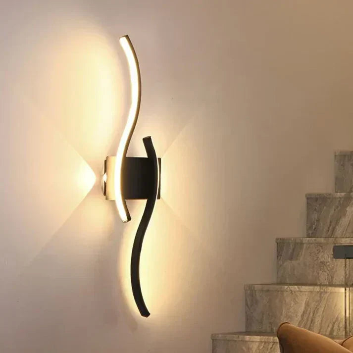 Luminaire design vague Lumivora Wave or, applique murale LED moderne pour un éclairage d'ambiance.