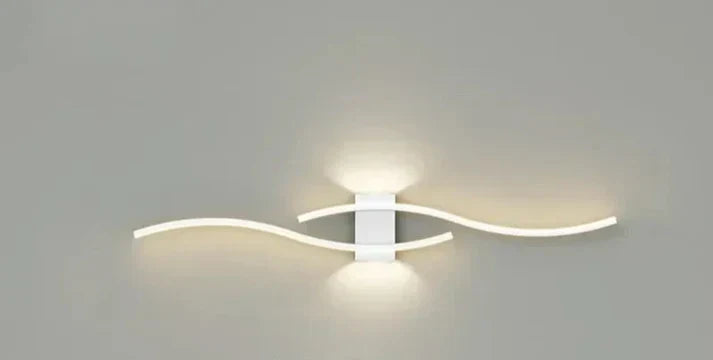 Applique murale LED Lumivora Wave, design vague noir, pour une ambiance lumineuse chaleureuse et stylée.