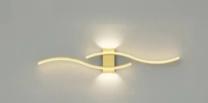 Applique murale or Lumivora Wave, design ondulé, éclairage LED moderne et économe pour toute pièce.
