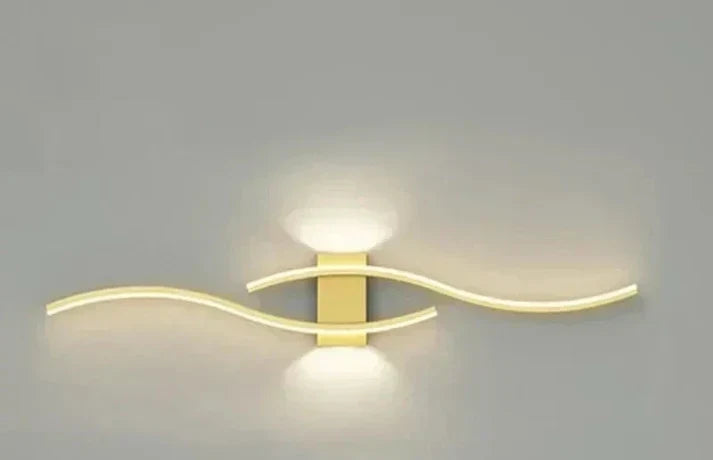 Applique LED Lumivora Wave, vague élégante noire, éclairage intérieur design et éco-énergétique.