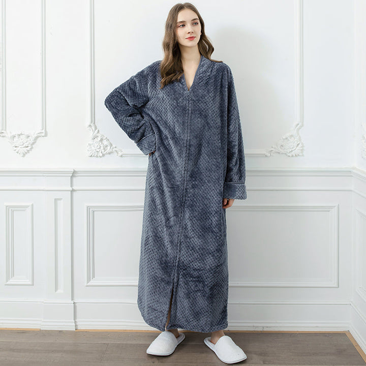 Peignoir thermique VelvetNest, extra long, idéal pour se détendre à la maison, en microfibre douce et chaude.
